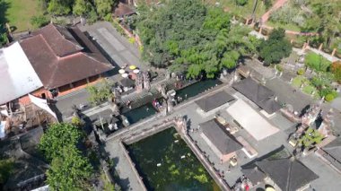 Ubud, Bali, Endonezya 'daki Tiran Boş Tapınağı' nın havadan görünüşü, insanların geleneksel bir su arıtma ayini yapmaları..