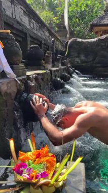 İnsanoğlunun Endonezya 'nın Ubud Bali kentindeki Tirta Boş Tapınağı' nda geleneksel su arıtma ayinini gerçekleştirmesi. Din, kültür ve seyahat içeriği için ideal bir an..