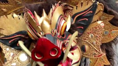 Bali, Endonezya 'da Galungan tatili sırasında geleneksel Bali Barong kostümü ve maskesi