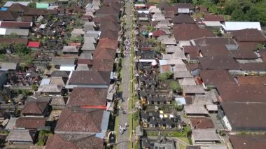 Bali, Endonezya 'da Galungan tatili için dekore edilmiş geleneksel bir Bali köyü olan Penglipuran Köyü' nün havadan görünüşü