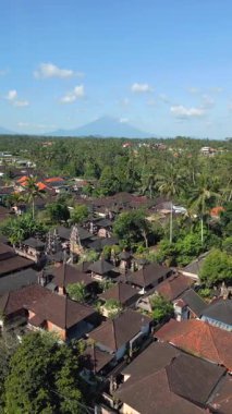 Geleneksel çatıları, tropikal ormanları ve Endonezya 'nın Bali kentinde görülebilen volkanları olan Ubud köyünün hava manzarası..