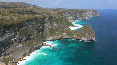 Endonezya, Bali 'deki Nusa Penida Adası' ndaki uçurumların ve turkuaz suyun havadan görünüşü. Seyahat, doğa ve tropikal cennet temaları için muhteşem bir manzara..