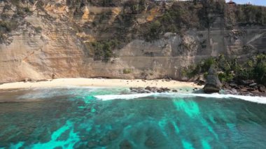 Elmas Sahili uçurumlarının havadan görünüşü, berrak turkuaz okyanus ve Endonezya, Bali 'deki Nusa Penida Adası' ndaki beyaz kum..