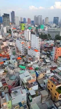 Ho Chi Minh City 'nin gökdelenlerle çelişen yoğun alçak binalarıyla gökdelenler, Vietnam' ın gökdelenleri. Kentsel büyüme, karşıtlık ve mimari temalar.