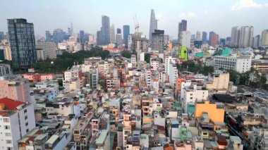 Ho Chi Minh City 'nin gökdelenlerle çelişen yoğun alçak binalarıyla gökdelenler, Vietnam' ın gökdelenleri. Kentsel büyüme, karşıtlık ve mimari temalar.