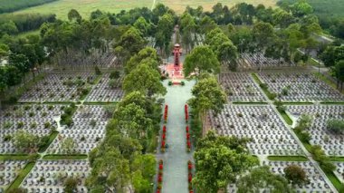 Cu Chi, Vietnam 'daki askeri mezarlığın havadan görünüşü. Tarih, hatırlama ve mimari temalar için ideal.