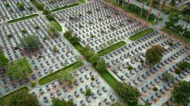 Cu Chi, Vietnam 'daki askeri mezarlığın havadan görünüşü. Tarih, hatırlama ve mimari temalar için ideal.