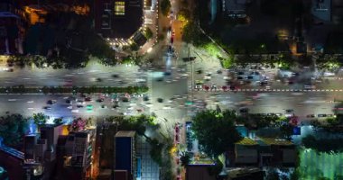 Hanoi, Vietnam 'daki yoğun kavşakta akşam trafiğinin uçuş zamanı. Aydınlatılmış sokaklar ve canlı şehir hareketi şehir, seyahat ve Asya temaları için ideal.