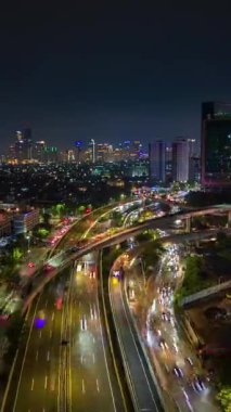 Jakarta şehrinin yoğun trafiği ve Endonezya 'nın gece parlayan silueti ile hava aşırı hızında. Kentsel, seyahat ve altyapı temaları için mükemmel.