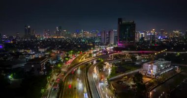 Jakarta şehrinin yoğun trafiği ve Endonezya 'nın gece parlayan silueti ile hava aşırı hızında. Kentsel, seyahat ve altyapı temaları için mükemmel.