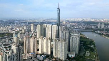 Yüksek binaların ve Ho Chi Minh City, Vietnam 'daki ufuk çizgisinin havadan görüntüsü. Gayrimenkul, finans, mimari ve kalkınma temaları için ideal.