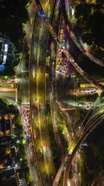 Jakarta, Endonezya 'daki yoğun otoyol kavşağının uçuş zamanı. Şehir trafiği, altyapı, şehir planlaması ve modern kalkınma temaları için mükemmel.