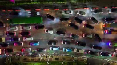 Jakarta, Endonezya 'da gece vakti çok şeritli yolda trafik sıkışıklığının havadan aşağı zaman akışı. Şehir, altyapı, sıkışıklık ve ulaşım temaları için mükemmel.