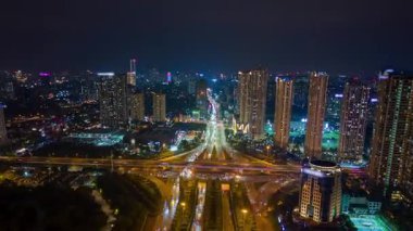 Hanoi, Vietnam 'ın gece uçuşu aydınlık gökdelenleri, hareketli trafiği ve parlayan şehir ışıklarını gösteriyor. Kentsel, seyahat ve altyapı temaları için ideal.