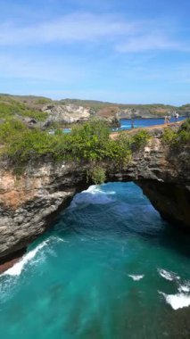 Bali 'de Nusa Penida' daki Broken Beach ve Angels Billabong 'un hava manzarası. Doğal kemer ve turkuaz sulara sahip ünlü kıyı kayaları oluşumu. Seyahat ve doğa temaları için ideal.