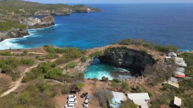 Bali 'de Nusa Penida' daki Broken Beach ve Angels Billabong 'un hava manzarası. Doğal kemer ve turkuaz sulara sahip ünlü kıyı kayaları oluşumu. Seyahat ve doğa temaları için ideal.