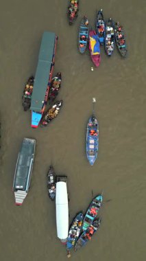 Vietnam 'da, Mekong Delta' da yüzen pazardaki renkli teknelerin yukarıdan görünüşü. Yerel satıcılar ve turistler nehirde toplanarak canlı bir kültür ortamı yarattılar..