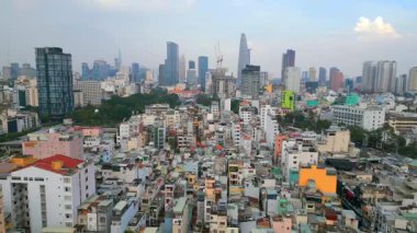 Ho Chi Minh City 'nin gökdelenlerle çelişen yoğun alçak binalarıyla gökdelenler, Vietnam' ın gökdelenleri. Kentsel büyüme, karşıtlık ve mimari temalar.