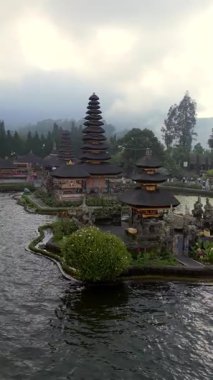 Endonezya 'daki Bali gölündeki ikonik Ulun Danu Beratan Tapınağı' nın hava görüntüsü. Sakin su ve huzurlu tropikal çevre.