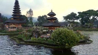 Endonezya 'daki Bali gölündeki ikonik Ulun Danu Beratan Tapınağı' nın hava görüntüsü. Sakin su ve huzurlu tropikal çevre.