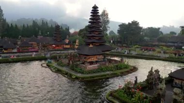 Endonezya 'daki Bali gölündeki ikonik Ulun Danu Beratan Tapınağı' nın hava görüntüsü. Sakin su ve huzurlu tropikal çevre.