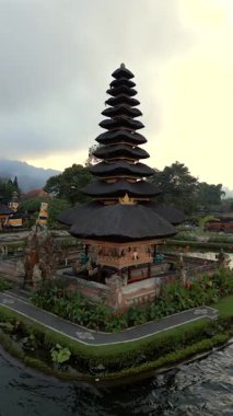 Endonezya 'daki Bali gölündeki ikonik Ulun Danu Beratan Tapınağı' nın hava görüntüsü. Sakin su ve huzurlu tropikal çevre.