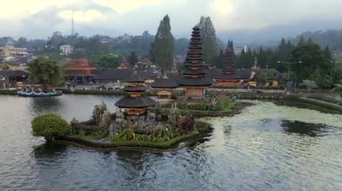 Endonezya 'daki Bali gölündeki ikonik Ulun Danu Beratan Tapınağı' nın hava görüntüsü. Sakin su ve huzurlu tropikal çevre.