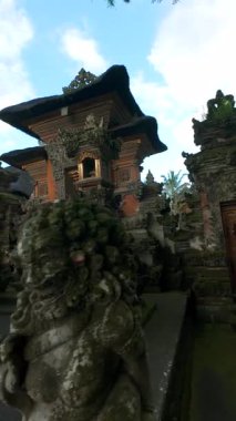 FPV İHA Bali, Endonezya 'da Bali tapınağının iç kısımlarında taş heykellerle uçuyor. Bali kültürü, seyahat ve mimari kavramları.