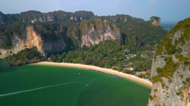 Tayland, Krabi 'deki Railay Sahili' nin havadan görüntüsü. Zümrüt deniz, beyaz kum plajı ve yüksek kireçtaşı kayalıkları manzaralı tropik cennet yaratır..