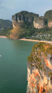 Tayland, Krabi 'deki Railay Sahili' nin havadan görüntüsü. Zümrüt deniz, beyaz kum plajı ve yüksek kireçtaşı kayalıkları manzaralı tropik cennet yaratır..