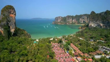 Tayland, Yengeç 'teki Railay Sahili' nin havadan görünüşü turkuaz denizi, kireçtaşı kayalıkları ve yemyeşil ormanlarla çevrili tropikal tatil köyleri gösteriyor..