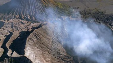 Kraterden yükselen dumanla Bromo Dağı 'nın dramatik hava görüntüleri. Doğu Java, Endonezya 'daki volkanik yüzey ve engebeli arazinin detaylı dokusu.