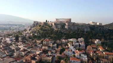 Antik kalıntılar, geleneksel binalar ve manzaralı şehir manzarasıyla Akropolis 'in ve Yunanistan' ın tarihi merkezinin hava manzarası