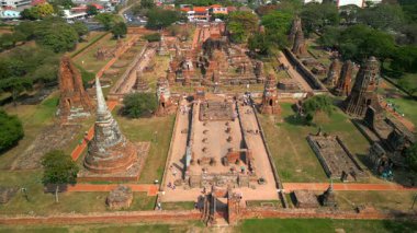 Ayutthaya, Tayland 'daki antik tapınak kalıntılarının havadan görünüşü, Siyam Krallığı' nın tarihi mimarisi ve kültürel mirasını gözler önüne seren UNESCO Dünya Mirası Alanı