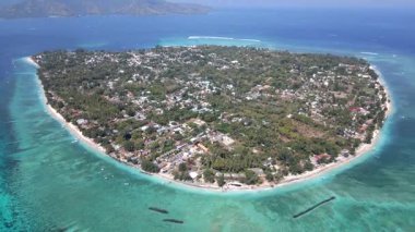 Endonezya 'daki Gili Hava Adası' nın havadan görüntüsü. Beyaz kumlu plajları, resifleri ve turkuaz okyanusu olan tropikal kıyı şeridi. Lombok bölgesinde cennet yolculuğu.