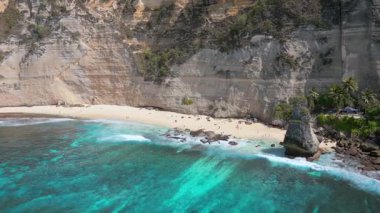 Kireçtaşı kayalıkları, turkuvaz okyanusu ve Endonezya, Bali 'deki Nusa Penida Adası' ndaki beyaz kumların ikonik elmas sahili..