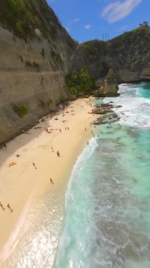 İkonik Diamond Sahili üzerinde, kireçtaşı uçurumları, turkuaz okyanusu ve Endonezya 'nın Nusa Penida Adası' ndaki beyaz kumla uçan İHA uçuşu..