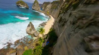 İkonik Diamond Sahili üzerinde, kireçtaşı uçurumları, turkuaz okyanusu ve Endonezya 'nın Nusa Penida Adası' ndaki beyaz kumla uçan İHA uçuşu..