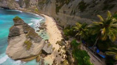 İkonik Diamond Sahili üzerinde, kireçtaşı uçurumları, turkuaz okyanusu ve Endonezya 'nın Nusa Penida Adası' ndaki beyaz kumla uçan İHA uçuşu..