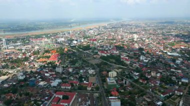 Laos 'un başkenti Vientiane' in havadan görünüşü, arkasında Mekong Nehri var. Geleneksel ve modern mimariye sahip şehir manzarası.