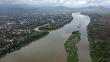 Luang Prabang, Laos 'un havadan görünüşü, Mekong Nehri' nin şehir ve dağlardan geçişi. UNESCO 'nun zengin doğa ve kültürle çevrili manzaralı bir şehir.