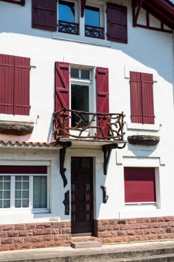 Fransa 'nın küçük Bask kasabasının tipik mimarisi.