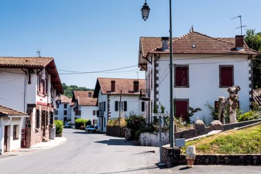 Fransa 'nın küçük Bask kasabasının geleneksel mimarisi.