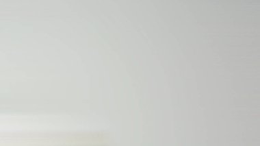 Soyut beyaz ve gri renkli, geometrik şekilli modern tasarım arka planı. Vektör illüstrasyonu.