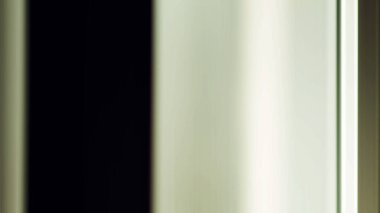 Ofiste cam duvar var..