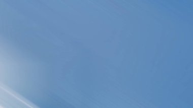 Beyaz bulutlu mavi gökyüzü