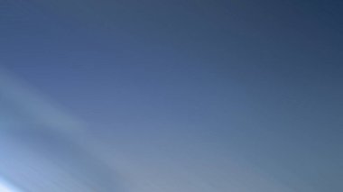 Mavi gökyüzü ve gökyüzündeki bulutlar