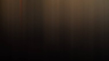 Cep telefonu tutan bir kişinin bulanık görüntüsü