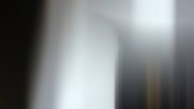 Tuvaleti olan bir banyonun bulanık fotoğrafı.