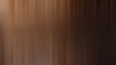 Cep telefonu tutan kişinin bulanık bir fotoğrafı.